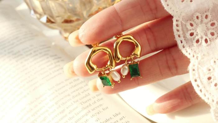 Wholesale Stainless Steel Earrings with Green Crystal