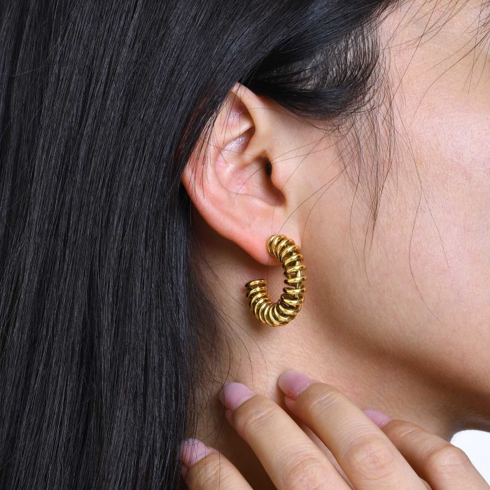 Wholesale Stainless Steel Women C Stud Earrings