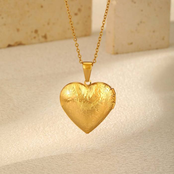 Wholesale Stainless Steel Vintage Heart Locket Necklace