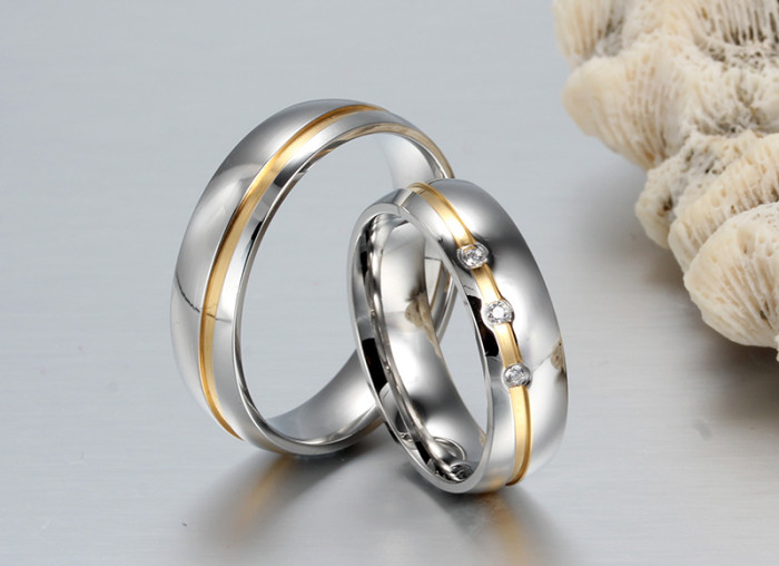 Wholesale Stainless Steel Center IP Gold Line Engagement Ring